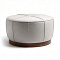 Hocker in lichtgrijs stof met houten voet en afmetingen 90 x 90 x 40cm