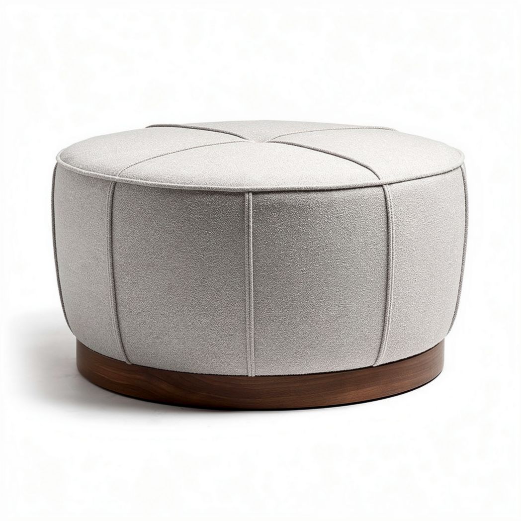 Hocker in lichtgrijs stof met houten voet en afmetingen 90 x 90 x 40cm