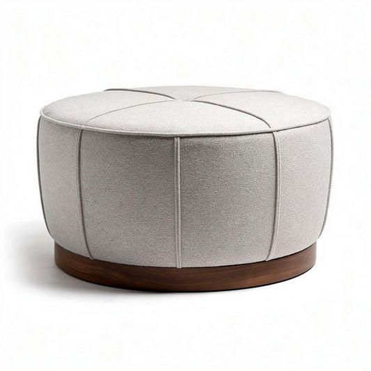 Hocker in lichtgrijs stof met houten voet en afmetingen 90 x 90 x 40cm